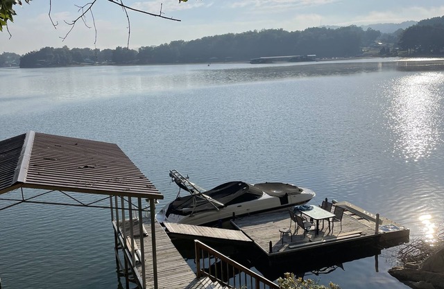 Boone Lake, maison du lac sur le canal principal avec de belles vues sur l'eau!
