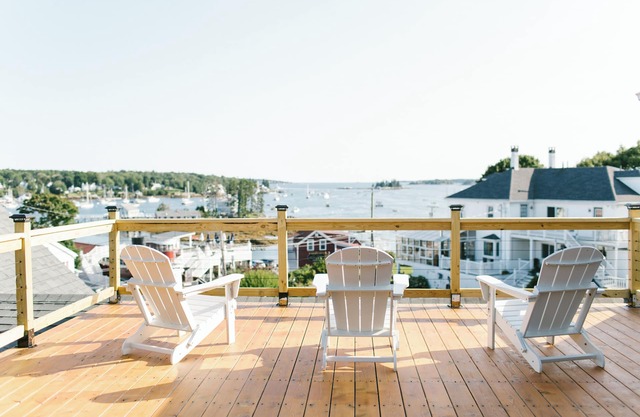 Boothbay Harbor Guy's Inn Ocean Room 2 Ocean views, fireplace, Down town
