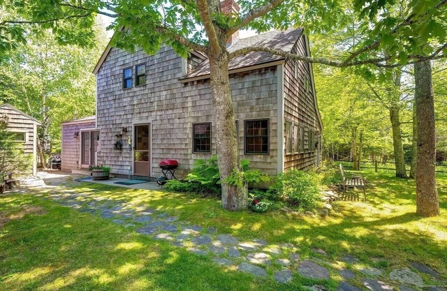 Boreal Cottage: Serene home in seaside village, steps to Acadia National Park