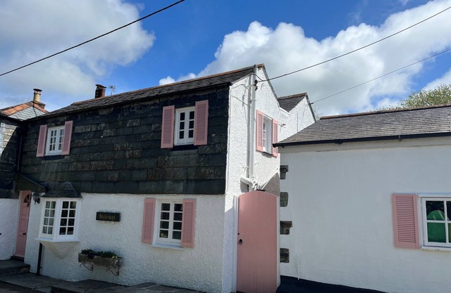 BOSKEWYS, family friendly, character holiday cottage in Rock
