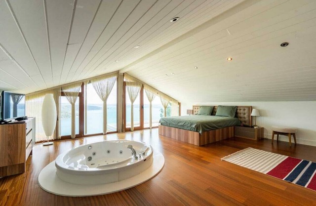 Bosphorus View Luxury Villa (Jacuzzi & Big Garden)