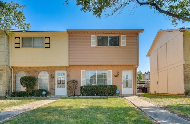 Bossier City Townhome w/ Patio + Outdoor Dining!