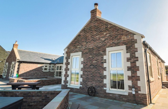 BOTHY COTTAGE, with pool in Embleton