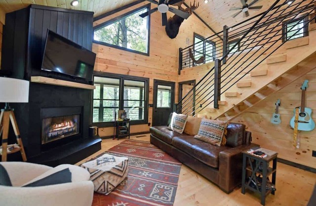 Boujee Moose -new, hot tub, dog friendly, fire pit