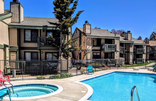 Boulder Bay Chalet Condo-Mountain charm condo with lake view and WIFI.