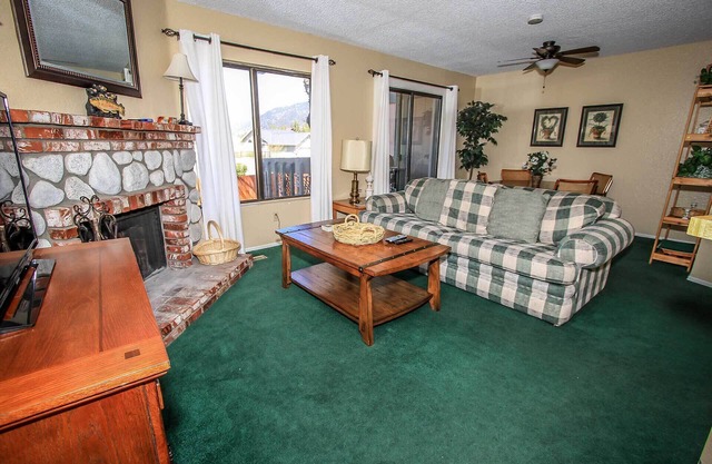 * CONDO LACSIDE BAS NIVEAU ~ Piscine / Spa ~ Promenade au lac ~