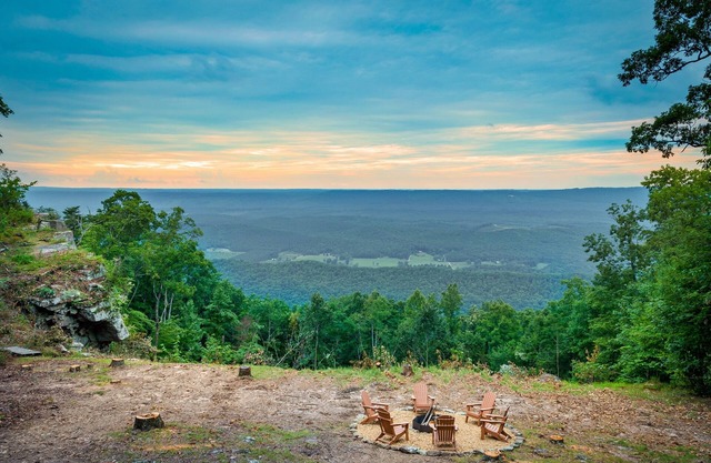 Boulder Pointe- fire pit, hot tub, pet friendly!