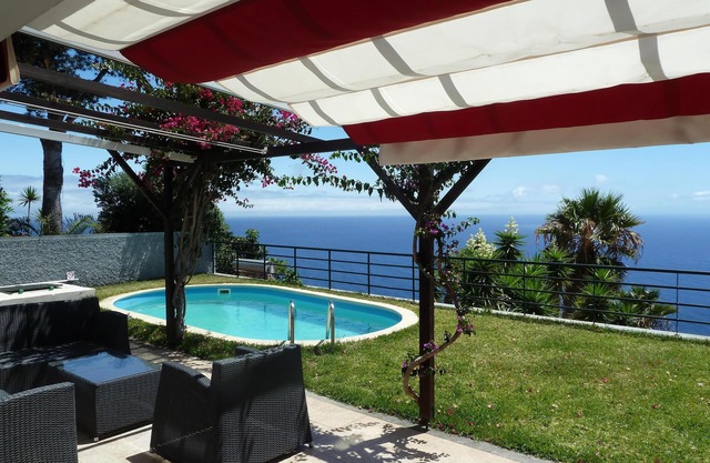 Vue sur la mer sans bornes, une baie en face de Funchal