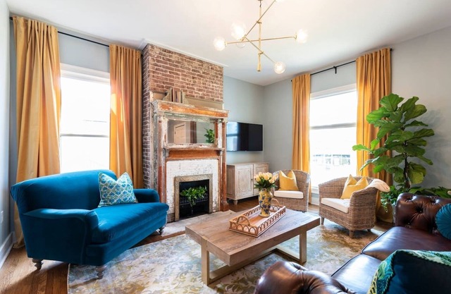 Bourbon Suites: Walkable Foodie & Bourbon Haven, Dual Living Spaces