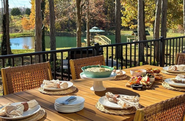Bourbon Trail Log Cabin Luxe - Speakeasy, Hot Tub, Stocked Pond, Firepit