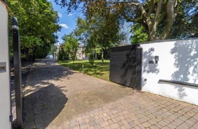 BOURNECOAST: AMAZING MANOR HOUSE WITH POOL/SPA NEAR BOURNEMOUTH CENTRE - HB8399
