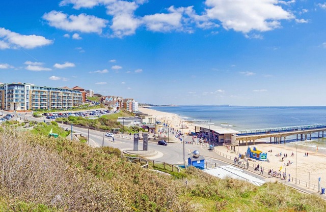BOURNECOAST: FIRST FLOOR FLAT NEAR SHOPS, RIVER AND SANDY BEACHES - WIFI -FM8369