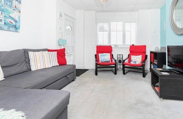 BOURNECOAST: GROUND FLOOR FLAT NEAR SHOPS WITH PATIO - GARDEN - WIFI - FM8479