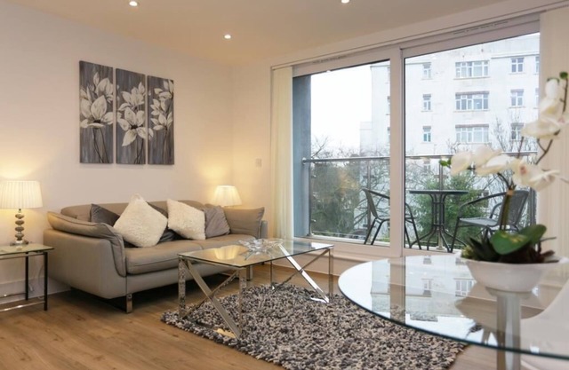 BOURNECOAST: APPARTEMENT MODERNE EN CENTRE VILLE AVEC BALCON ET PARKING - FM6275