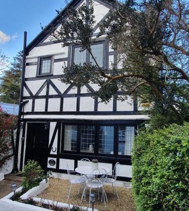 Bournemouth secluded cottage 10mins walk to beach