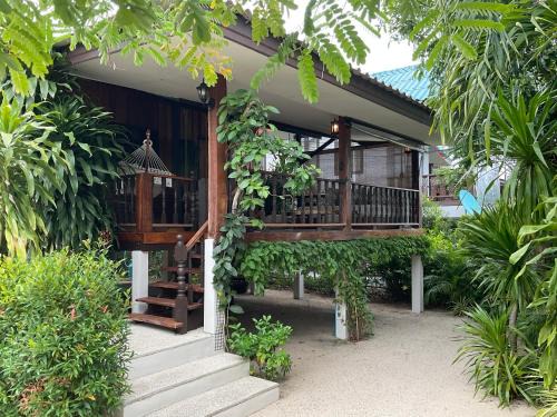 Boutique Beach Cottage - Steps to Beach