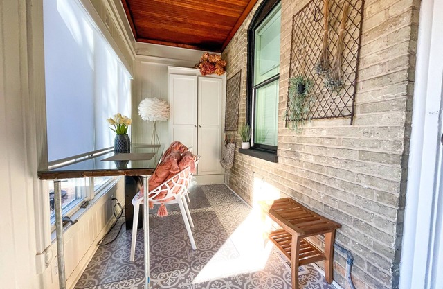 Luxury Studio with spa like bathroom in enchanting historic downtown Delafield