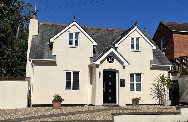 Boutique coastal townhouse, parking & walking distance to beach, pets welcome