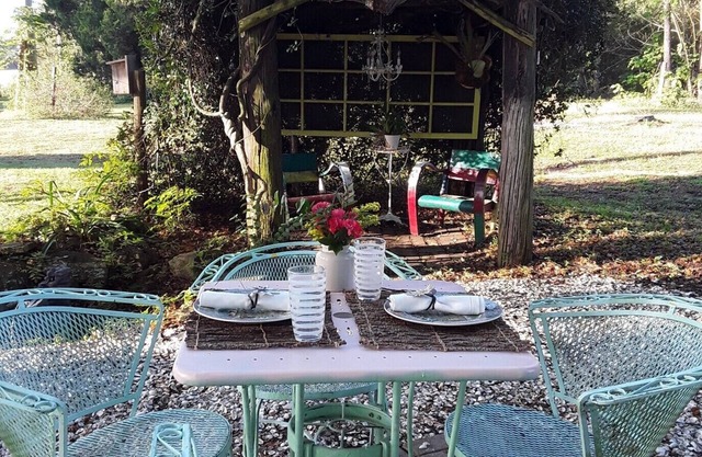 Boutique Cottage Clean & Centrally Located!