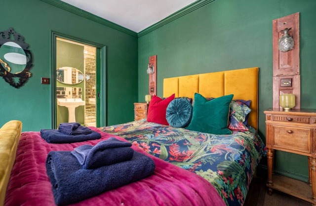 Boutique ensuite hideaway with bath & wine bar access