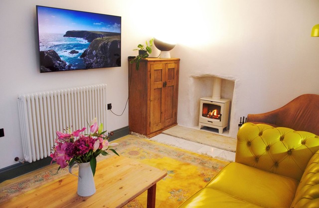 Boutique Holiday Let, Large, Light and Stylish, Centrally Located with Sea Views
