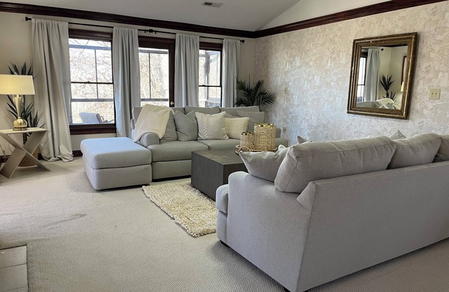 Boutique Hotel-like house on 20 acres + add ons to accommodate up to 20 guests
