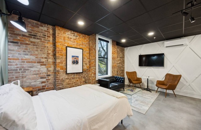 Louisville Slugger Suite 24 – A Home Run Stay at The Louis X