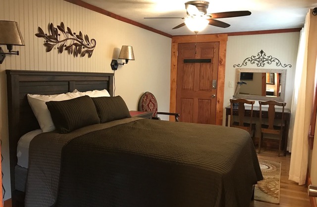 The Hocking Hills Inn, Suite Jardin