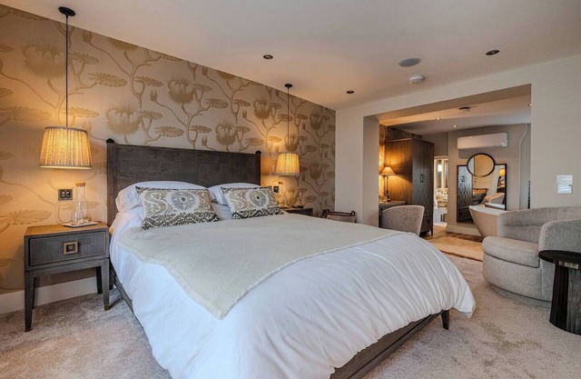 Boutique Retreat with Movie Room - Central Location - Mins From Viking Bay Beach - Parking