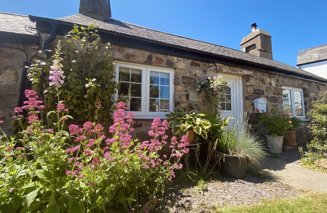 Boutique-style holiday cottage, beautifully decorated with wood burner & hot tub