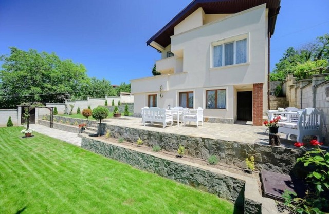Boutique Villa BayWatch, Sea & Forest View from 3 Terraces, 8min to the beach