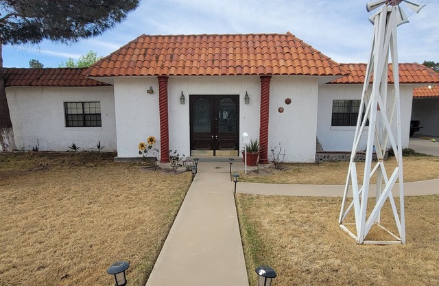 Spacious Secluded Getaway in cul-de-sac, large back yard & lots of room