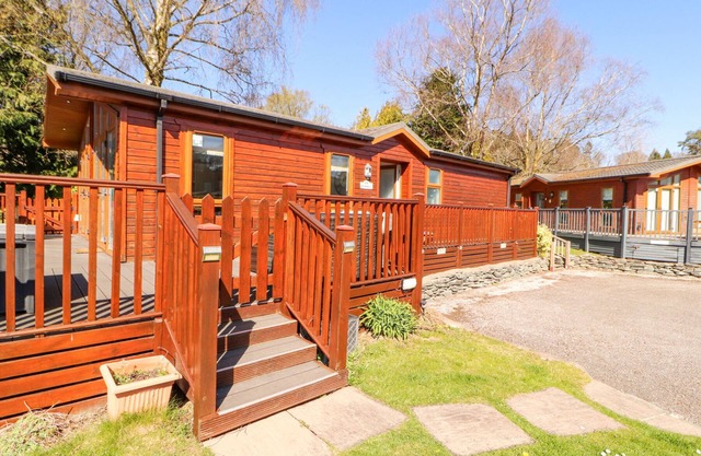 BOWNESS 66, pet friendly, with pool in Troutbeck Bridge