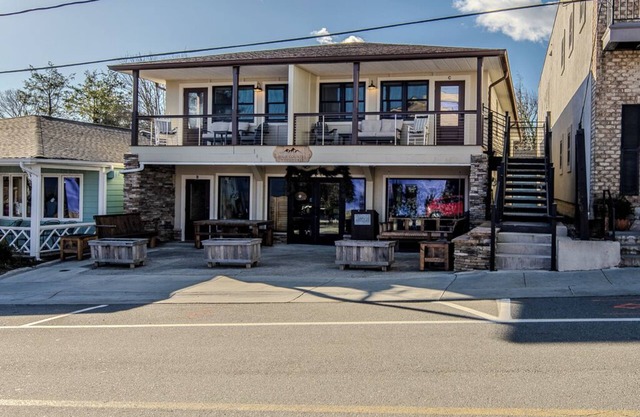 BR Walkabout C - Steps to Downtown Blowing Rock - Updated 2BR Apartment on