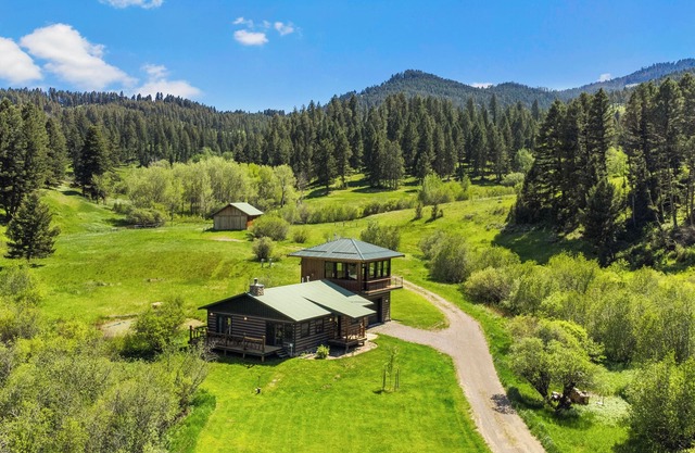 Belle, cabine privée sur plus de 100 acres en bordure de la forêt Gallatin.