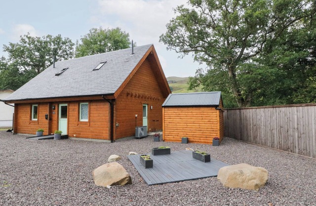 BRADAN LODGE, pet friendly, with a garden in Dalmally