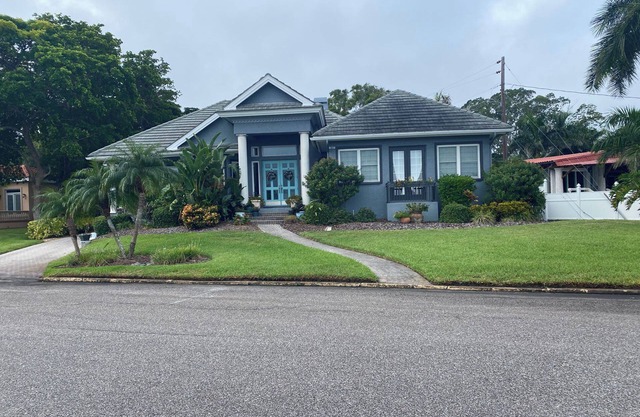 Bradenton luxury waterfront 3-bedroom 3-bath home minutes from beaches.