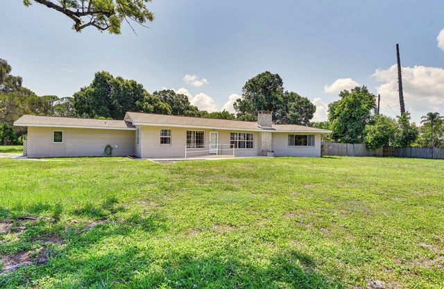 Bradenton Rental w/ Fenced Yard, Covered Patio!