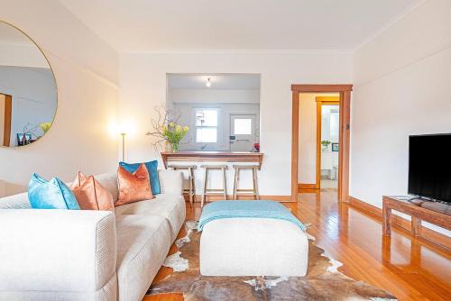 'Braelands by the Beach' Sun-kissed Sandy Bay Escape