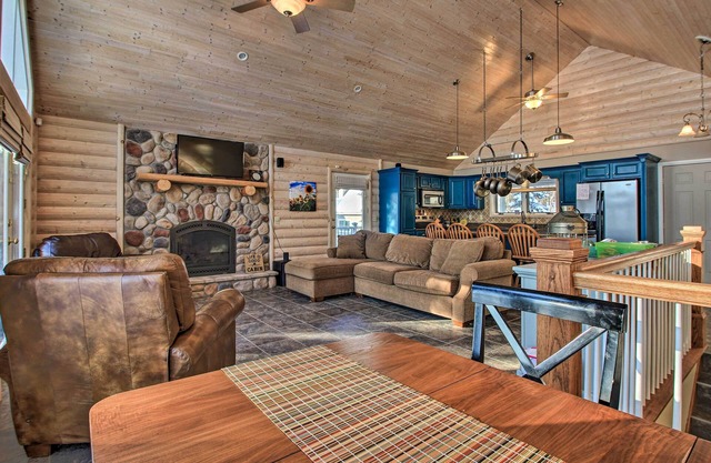 NOUVEAU! Cabane Woodsy sur le lac Camp w / Slip Boat & Dock!