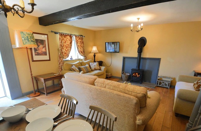 Bramble - a lovely family friendly cottage with on site swimming and games
