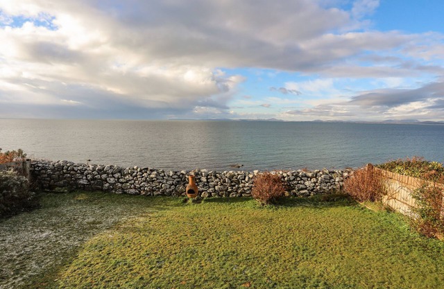 BRAMBLE BANK, pet friendly, country holiday cottage in Harlech