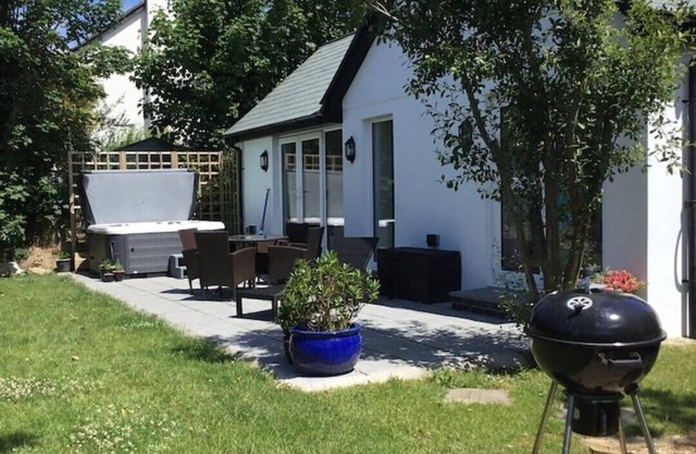 'Bramble Cottage' bungalow with optional hot tub and shared EV charger.