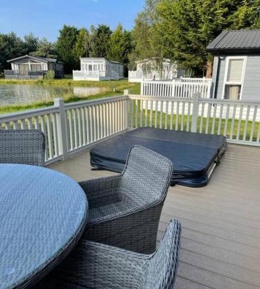 Bramble Lodge with Hot Tub