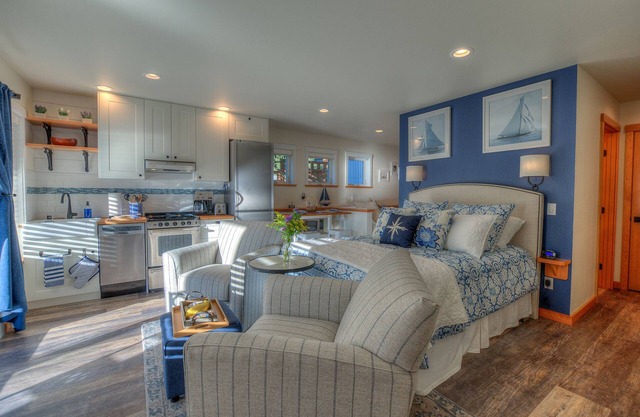 Bramble Seaview Cottage - Lower Studio Suite With Sparkly Water View