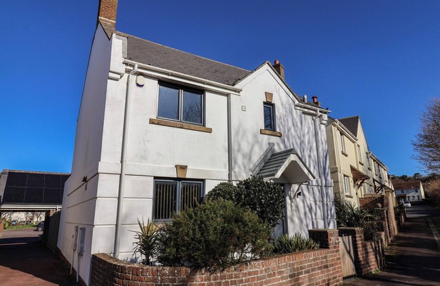 BRAMBLES, pet friendly, luxury holiday cottage in West Bay