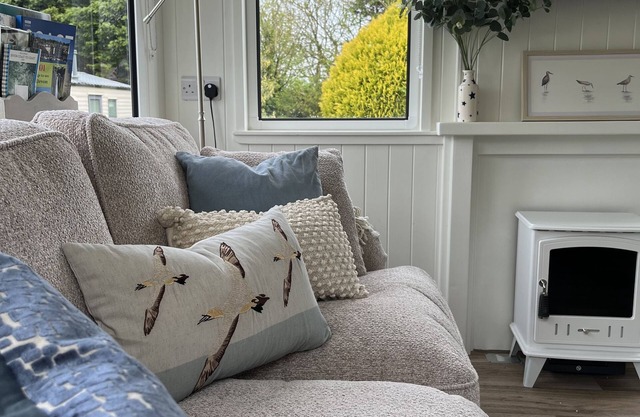 Brambly Hedge, shepherds hut style, sleeps 4, with garden, walk to pubs & shops.