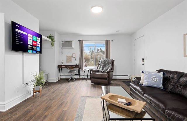 Brand New 1BR Flat | Clean & Cozy King Suite