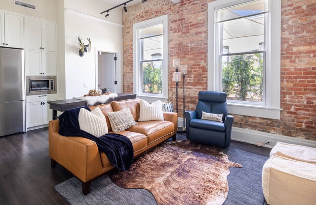 BRAND NEW 2/2 condo loft in the middle of EVERYTHING!