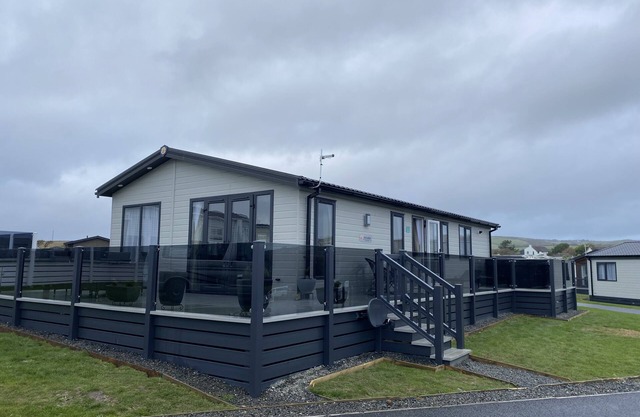 Brand new 2021 Lodge - private access to the coastal path